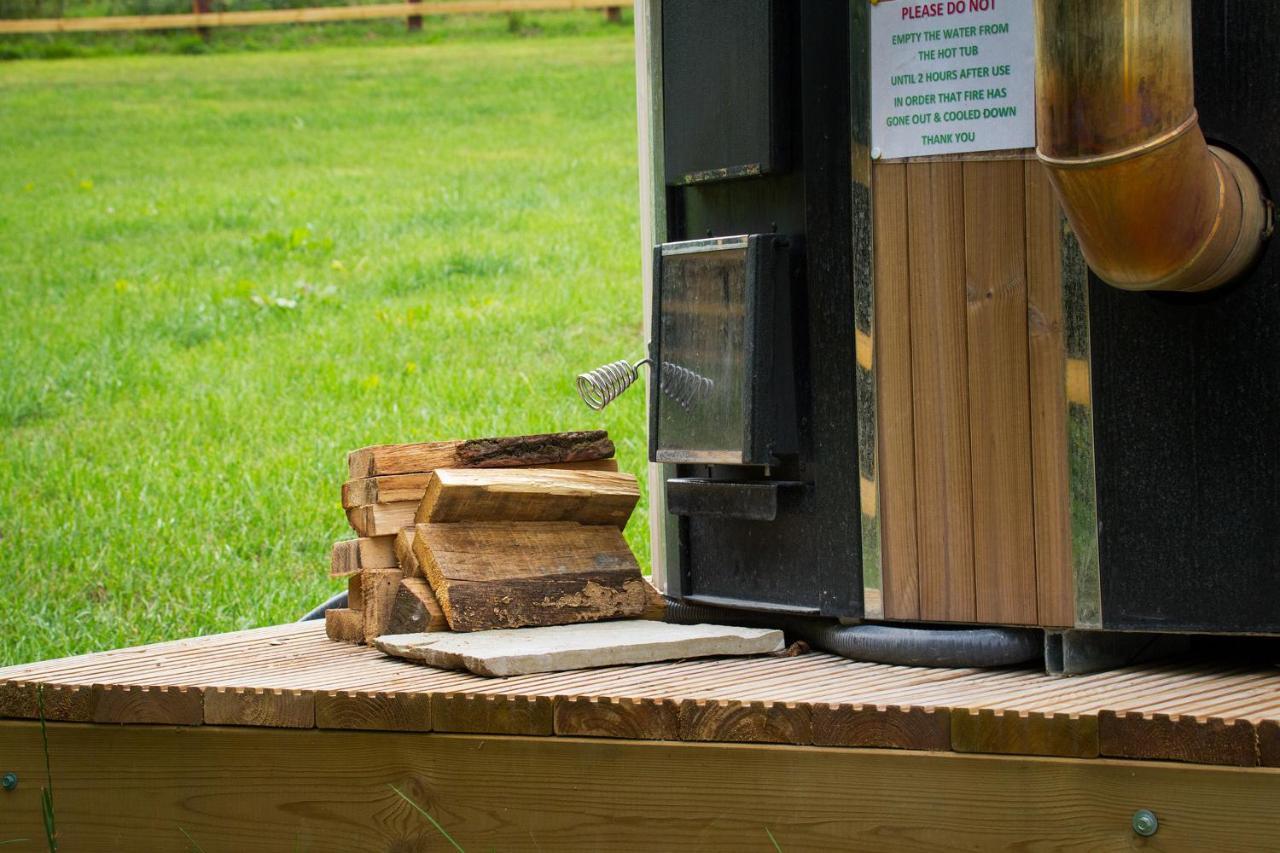 Hidden Wood Glamping And The Hideaway Cabin Warminster Exterior foto