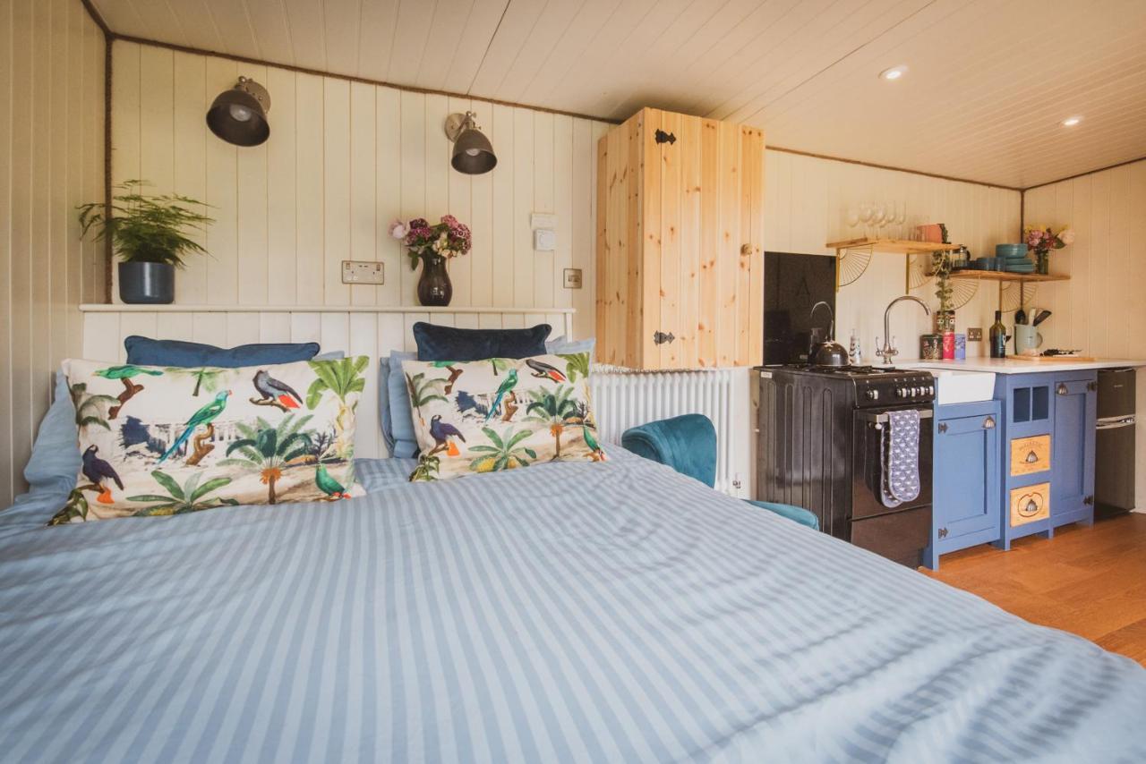 Hidden Wood Glamping And The Hideaway Cabin Warminster Exterior foto