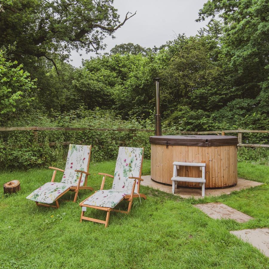 Hidden Wood Glamping And The Hideaway Cabin Warminster Exterior foto