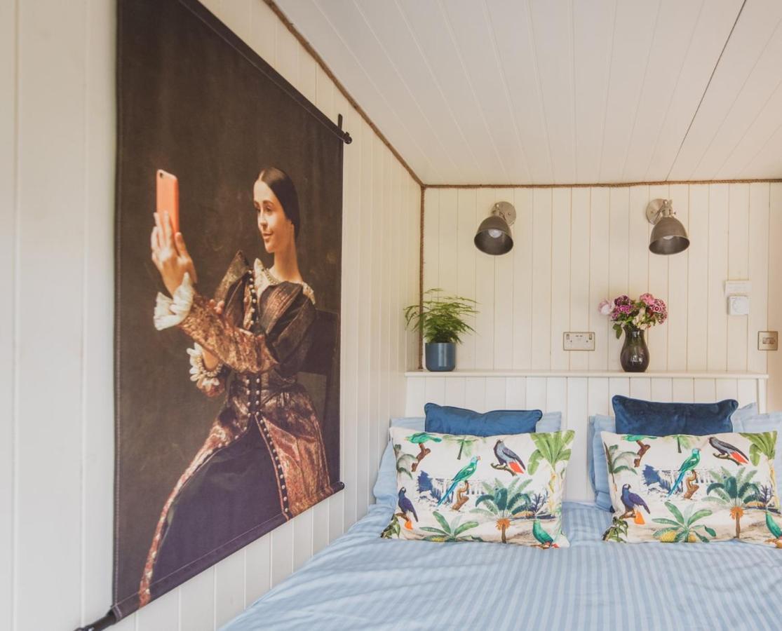 Hidden Wood Glamping And The Hideaway Cabin Warminster Exterior foto
